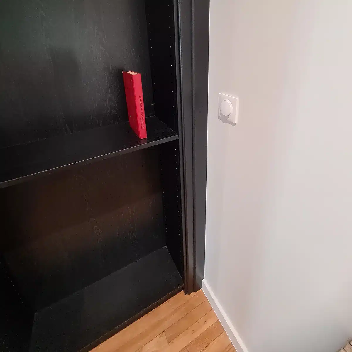 Finition droit de la porte secrete armoire design
