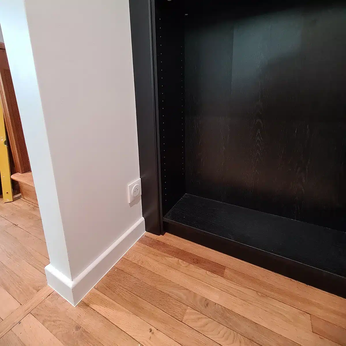 Finition gauche de la porte secrete armoire design