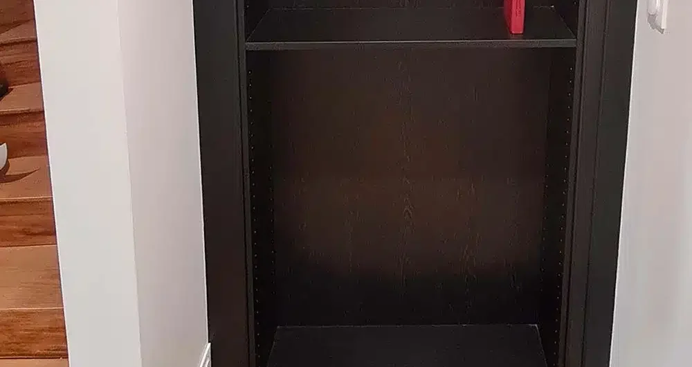 Porte secrete noir design espace