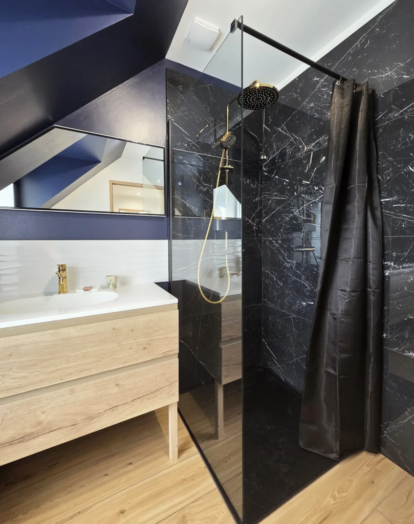 Espace douche marbre noir et colonne or duravit