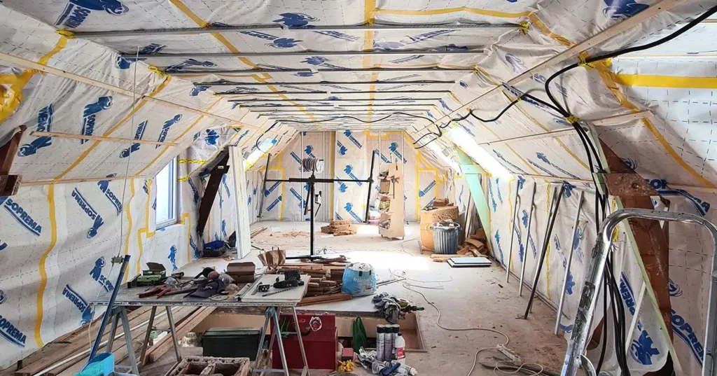 pare vapeur ensemble en travaux d'isolation intérieur toit