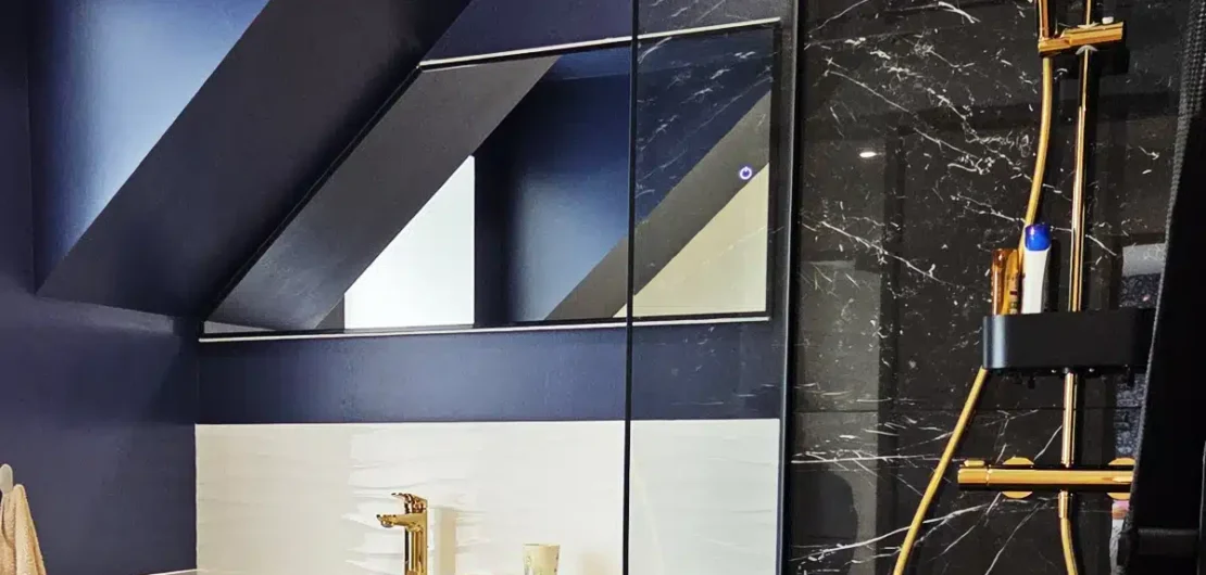 Salle de bain marbre noir or design renovation