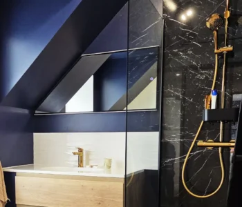 Salle de bain marbre noir or design renovation