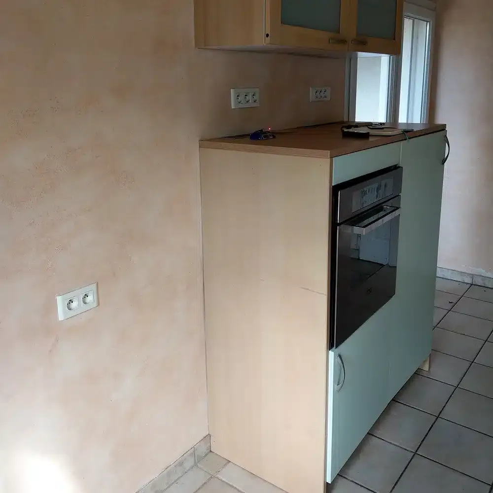 Cuisine avant renovation espace contre le mur avec ancien four