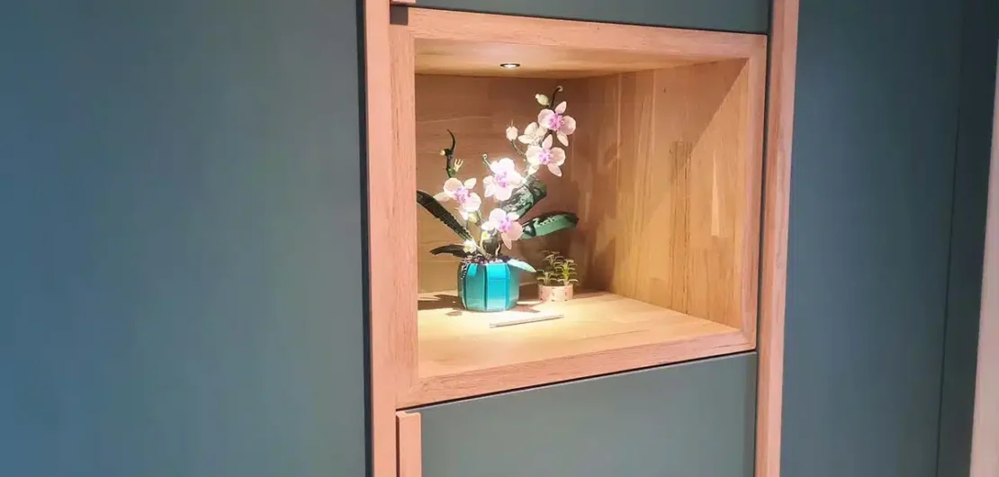 Niche en chene dans un ensemble de placard integre vert eau