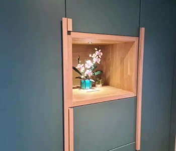 Niche en chene dans un ensemble de placard integre vert eau
