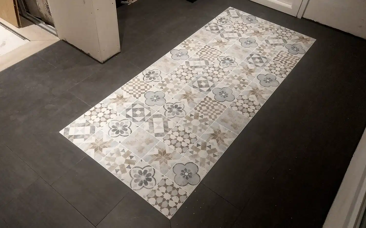 Sol carreaux carrelage de ciment centre avec les meubles